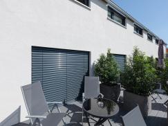 Balkontür hinter geschlossener Raffstore-Jalousie