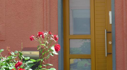 Holzhaustür Lasurfarbton mit drei Milchglas-Lichtausschnitten